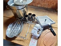 Large pot with strainer & lid, wooden plates