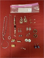 17 pieces costume jewelry 13 earrings,2 bracelets