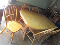 LIGHT FINISH TABLE W. 2 LEAVES & 5 CHAIRS