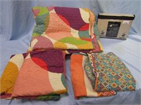 Full Size Quilt w/ Matching Pillow Cases