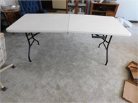 FOLDING TABLE