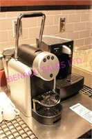 LOT,NESPRESSO C5-20 COFFEE MAKER&16 CUPS W/ SAUCER