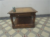 Table de salon en bois avec un tiroir