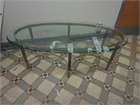Table de salon en métal avec dessus en verre