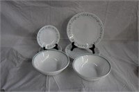 Corelle 2 - 10.25' plates, 2 - 6.75" plates and 4