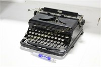 ROYAL PORTABLE TYPEWRITER WITH CASE