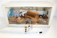 SMALL MODEL DIORAMA  AND FIGURES