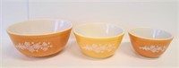 Set of 3 Vintage Pyrex Nesting Mixing Bowls