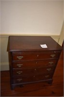 Chippendale English Bachelor Chest 1790ca