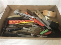 Tray lot full of assorted knives and kitchen