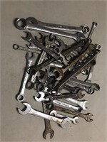 Tray lot containing 30 assorted wrenches