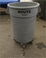 Rubbermaid Brute 32 Gallon Trash Can on Wheels