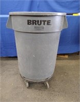 Rubbermaid Brute 32 Gallon Trash Can on Wheels