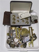 TRAY: ASSORTED ITEMS INCLUDING MILITARY BUCKLE