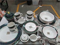 Pfaltzgraff 8 Place Setting - Pick up only