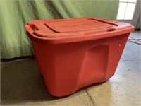Red 18 gallon tote with lid