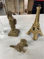 Lot of bronze Eiffel tower New York Statue of