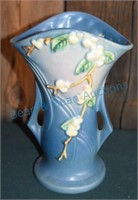 Roseville snowberry 9in vase