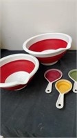 Collapsible bowls and measuring cups