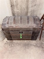 VINTAGE DOME TOP TRUNK - NEEDS WORK