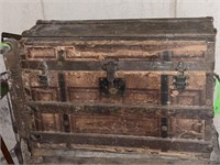 VINTAGE DOME TOP TRUNK  28 X 17 X 19