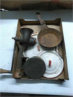 Meat grinder, porcelain lids