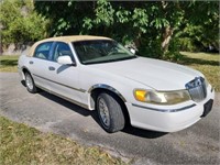 *1998 Lincoln Towncar 154,611 Miles