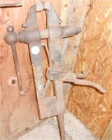 Blacksmith post vise