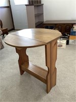 End table with fold down leaves