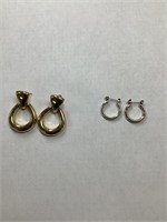2 pairs of earrings, gold plated and silver hoops