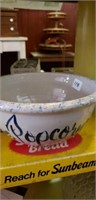 Thomas Ceramics Popcorn bowl
10.25" wide, 4.25"