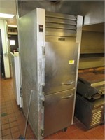Traulsen mdl. G10001RA 2-door upright fridge
