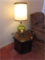 1970'S GREEN GLASS TABLE LAMP WITH SHADE