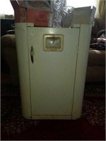 Vintage Cute metal storage cabinet. Measures 2ft