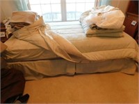 Hollywood bed twin mattress and box spring, has 4