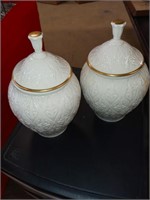 2 vases with lid