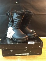 New Size 10M Ladies Snow boots in Box