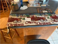 2 WOVEN PLACE MATS AND XMAS RUNNER