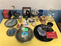 Decorative Lot with Wall Decor & Bowls