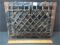 CHIC VINTAGE GRATE - JUST NEEDS PAINT