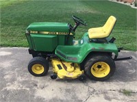 John Deere 322 Lawn Tractor