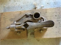 Well pulling pipe vise