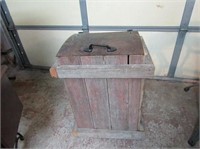 Barn wood trash bin. w/lid.