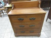 Vintage chest of 3 drawers.