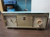 Vintage Zenith clock radio alarm.