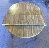 Small kitchen table w/1 leaf/small stain on top