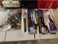 ASSORTMENT OF PAINT BRUSHES