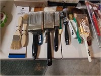 ASSORTMENT OF WIDER PAINT BRUSHES