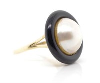 Mabe pearl, onyx and  yellow gold cocktail ring