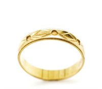 18ct yellow gold textured ring